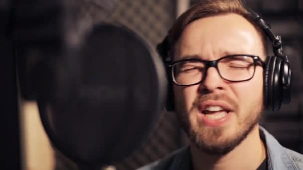 Hombre con auriculares cantando en el estudio de grabación — Vídeo de stock