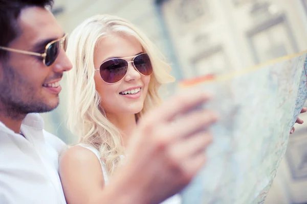 Pareja con mapa en la ciudad — Foto de Stock