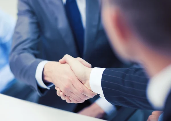 Dos hombres de negocios estrechando la mano en la oficina — Foto de Stock