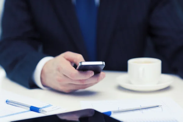 Geschäftsmann mit Smartphone beim Lesen von Nachrichten — Stockfoto