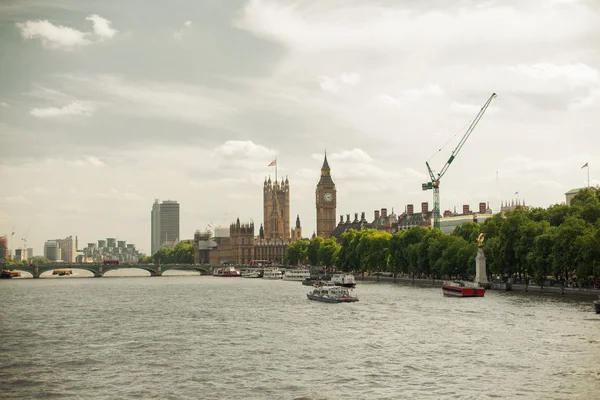 Casas del Parlamento y puente de Westminster —  Fotos de Stock