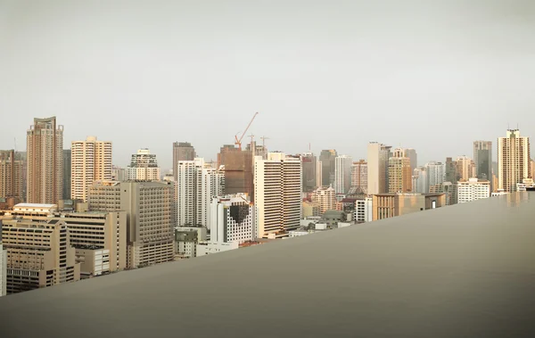 Vista da piscina de borda infinita para a cidade de Bangkok — Fotografia de Stock