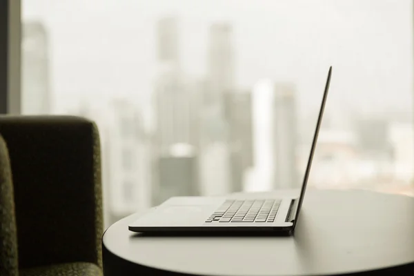 Großaufnahme eines Laptops auf dem Tisch im Büro — Stockfoto