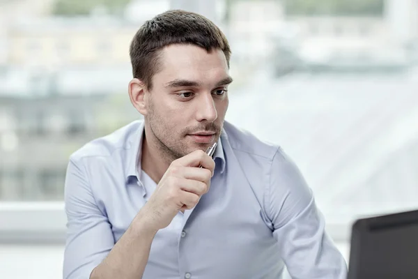 Jungunternehmer mit Laptop im Büro — Stockfoto