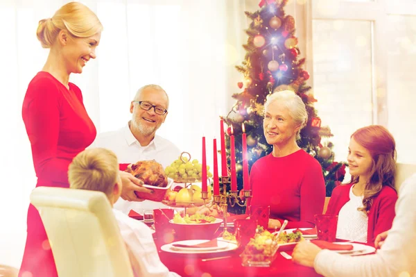 Sorrindo família tendo jantar de férias em casa — Fotografia de Stock