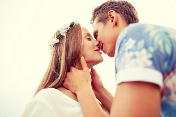 Glücklich lächelnde junge Hippie-Paar küsst sich im Freien — Stockfoto