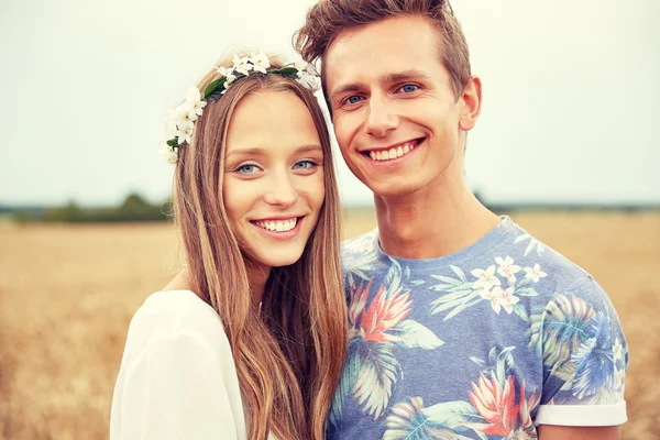 Feliz sorrindo jovem hippie casal ao ar livre — Fotografia de Stock