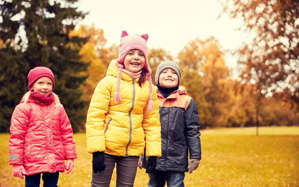 Grupp av glada barn i höst park — Stockfoto