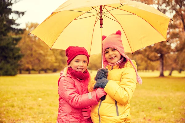 快乐的小女孩，在秋天的公园里的伞 — 图库照片
