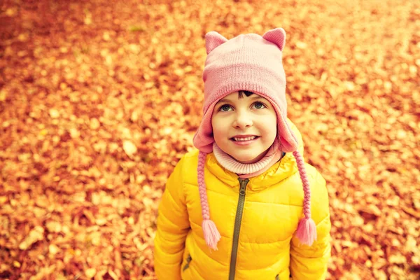 Bonne petite fille dans le parc d'automne — Photo