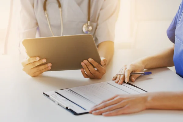 Close-up de médicos com tablet pc no hospital — Fotografia de Stock