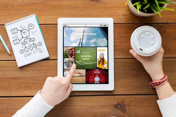 Close up of woman with tablet pc on wooden table — Stock Photo, Image