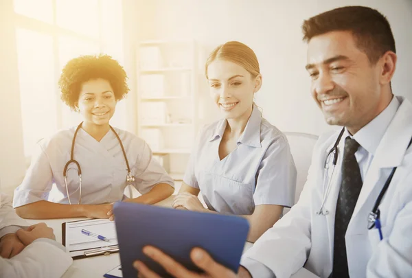 Medici felici con tablet pc riunione in ospedale — Foto Stock