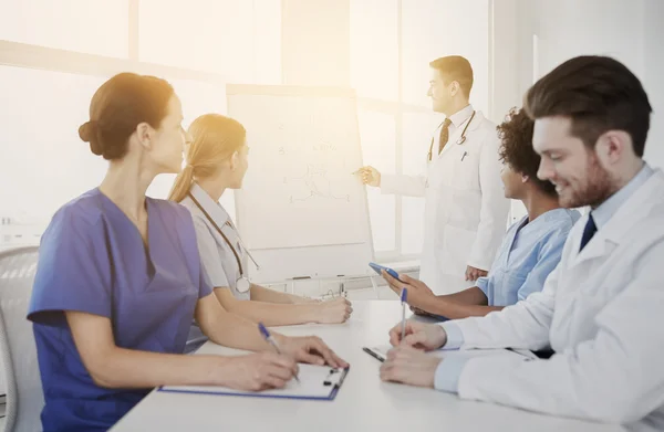 Grupp läkare för presentation vid sjukhuset — Stockfoto