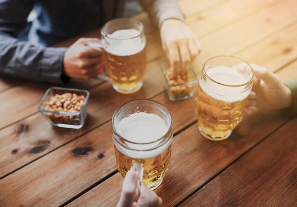 Hand in Hand mit Bierkrügen in Bar oder Kneipe — Stockfoto