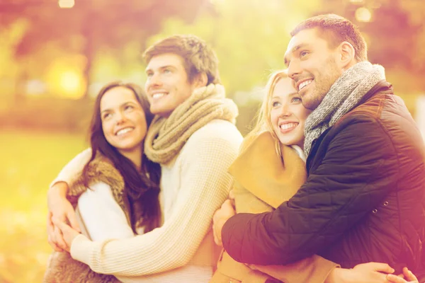 Grupo de amigos divirtiéndose en el parque de otoño — Foto de Stock