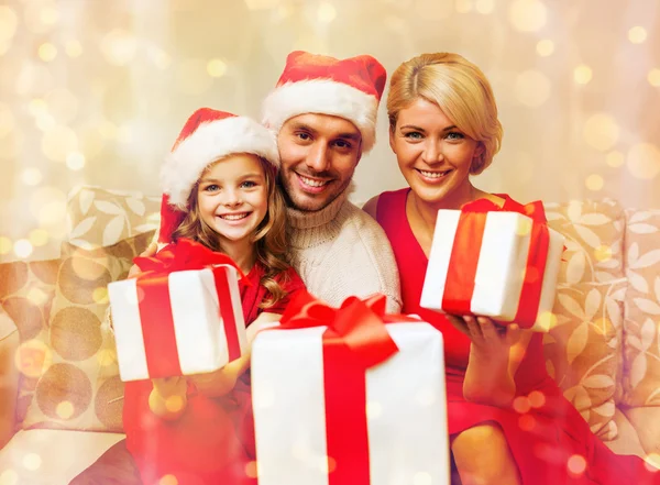 Familia sonriente dando muchas cajas de regalo — Foto de Stock