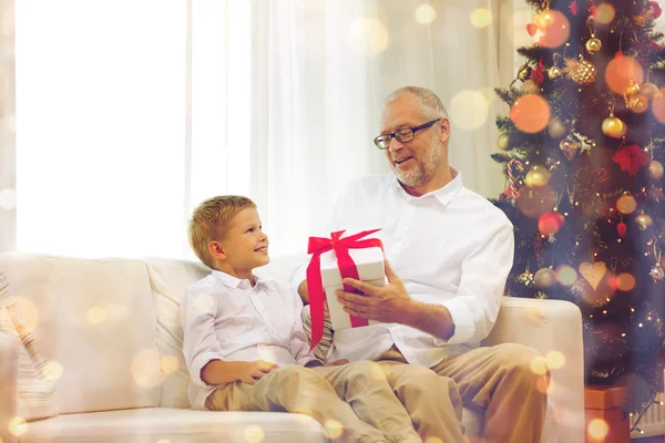 Grand-père et petit-fils souriants à la maison — Photo