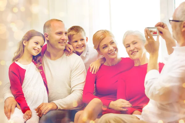 Sonriente familia con cámara en casa — Foto de Stock