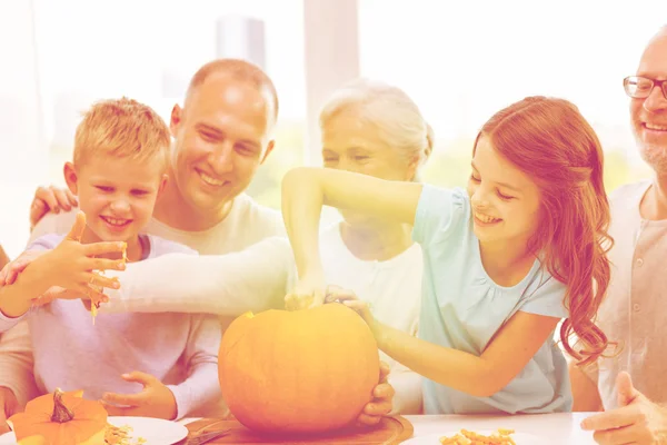 Família feliz sentado com abóboras em casa — Fotografia de Stock