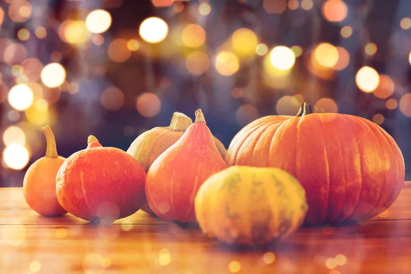 Nahaufnahme von Halloween-Kürbissen auf Holztisch — Stockfoto