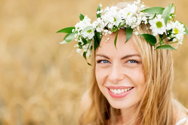 Gelukkig vrouw in krans van bloemen — Stockfoto