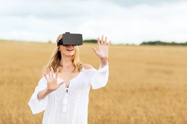 Mujer en realidad virtual auriculares en el campo de cereales — Foto de Stock