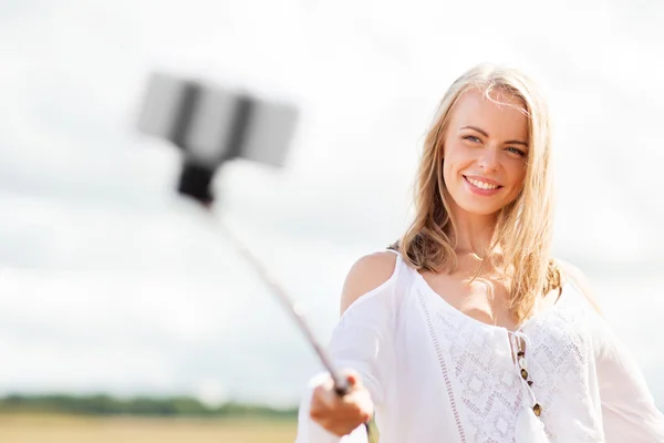 Glückliche junge Frau macht Selfie mit dem Smartphone — Stockfoto