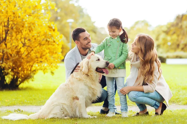 Szczęśliwa rodzina z Labrador Retriever Dog w parku — Zdjęcie stockowe