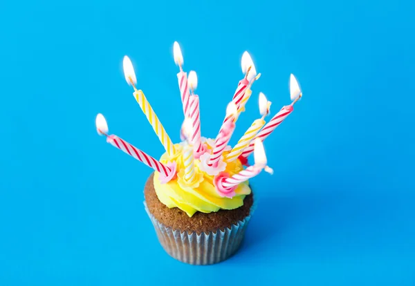 Birthday cupcake sok égő gyertyákkal — Stock Fotó