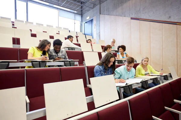 Grupo de estudiantes con cuadernos en la sala de conferencias —  Fotos de Stock