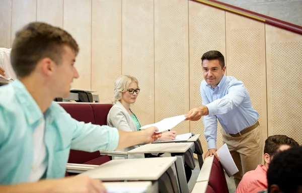 Enseignant donnant des tests aux étudiants à la conférence — Photo