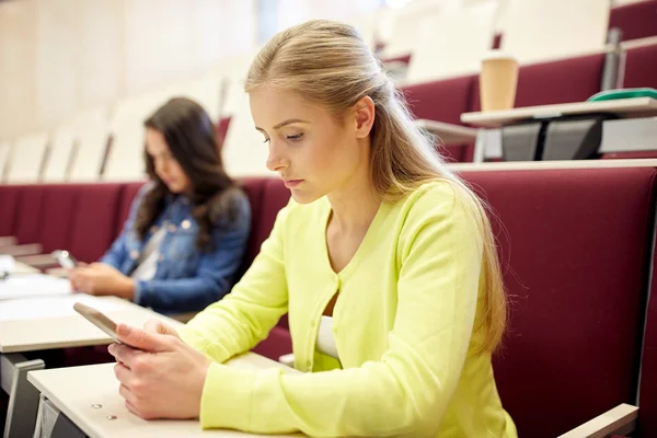 Chicas estudiantes con teléfonos inteligentes en conferencia — Foto de Stock