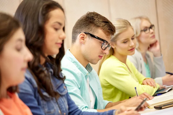 Skupina studentů na přednášky — Stock fotografie