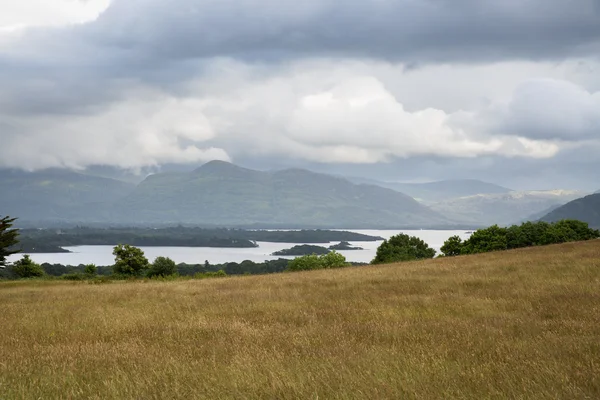 Vista para o lago e colinas em connemara na Irlanda — Fotografia de Stock