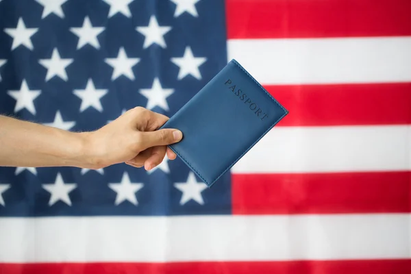 Close-up van de hand met een Amerikaans paspoort — Stockfoto