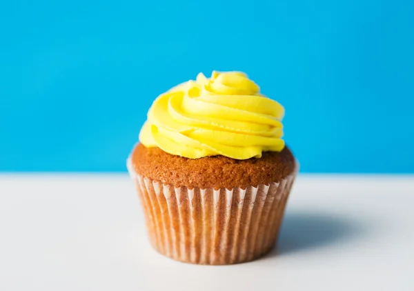Close-up de cupcake ou muffin com gelo na mesa — Fotografia de Stock