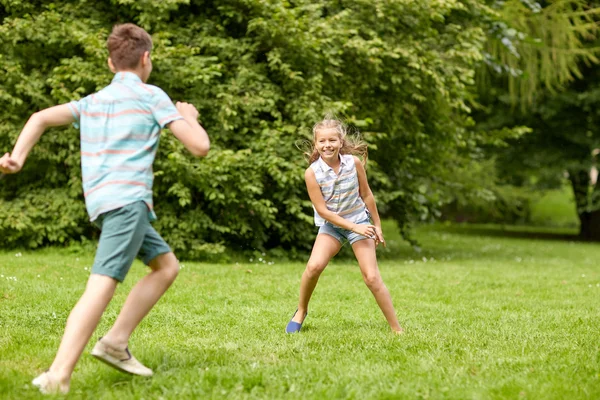 Crianças felizes correndo e jogando ao ar livre — Fotografia de Stock
