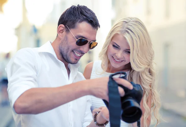 Casal sorridente com câmera fotográfica — Fotografia de Stock