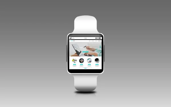 Close up de relógio inteligente com loja on-line na tela — Fotografia de Stock