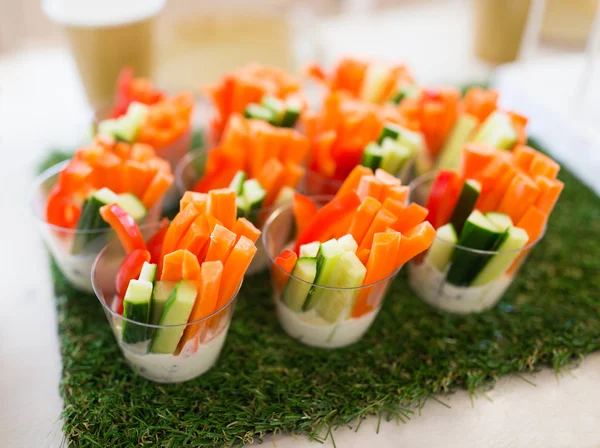 Primer plano de bocadillos vegetales en la decoración de la mesa — Foto de Stock