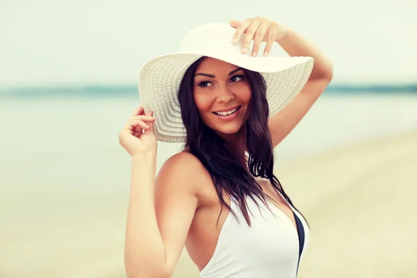 Szczęśliwa młoda kobieta na plaży — Zdjęcie stockowe