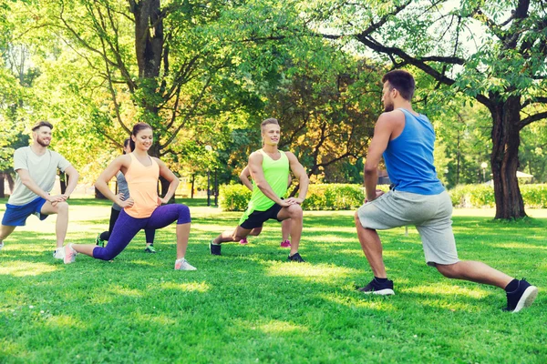 Gruppe von Freunden oder Sportlern, die im Freien trainieren — Stockfoto