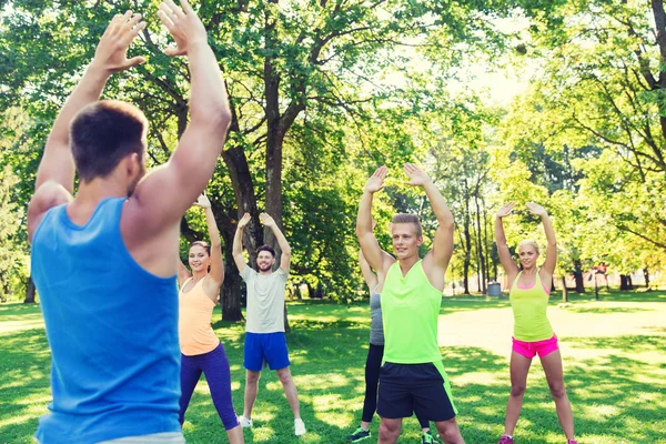 Gruppe von Freunden oder Sportlern, die im Freien trainieren — Stockfoto