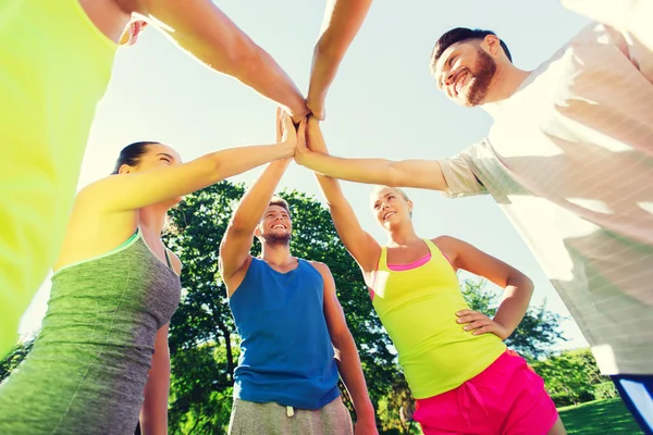 Groupe d'amis heureux faisant haut cinq en plein air — Photo