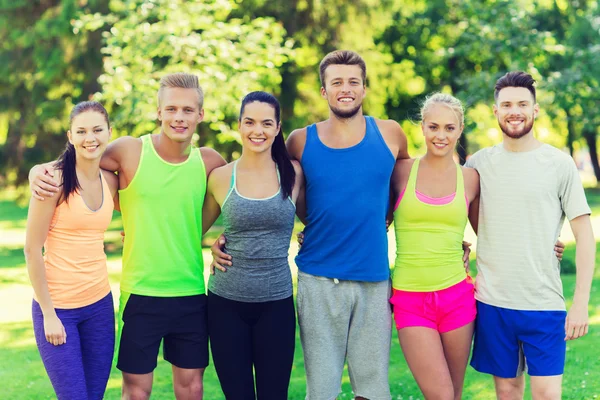 Gruppe glücklicher Freunde oder Sportler im Freien — Stockfoto