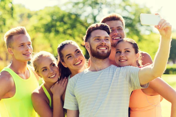 Amici felici scattare selfie con smartphone — Foto Stock