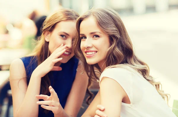 Mulheres jovens bebendo café e conversando no café — Fotografia de Stock