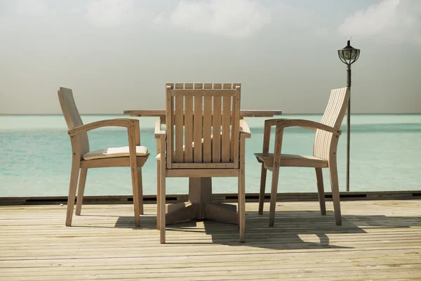 Utomhusrestaurangen terrass med möbler över havet — Stockfoto