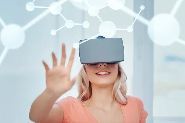 Donna in realtà virtuale auricolare o occhiali 3D — Foto Stock